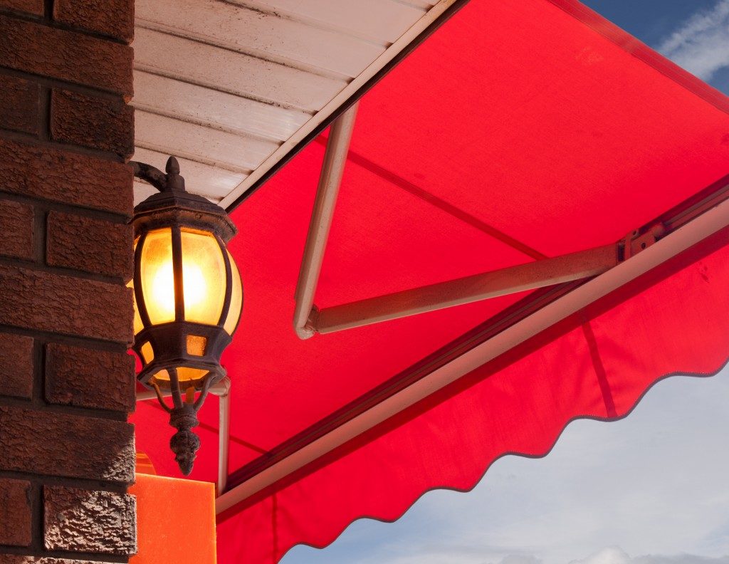 red awning
